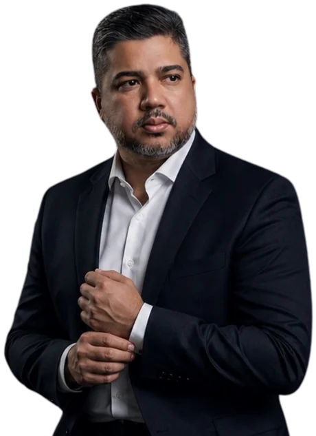 Dr. Capistrano Barros, advogado, de terno escuro e camisa branca, ajustando o punho da camisa